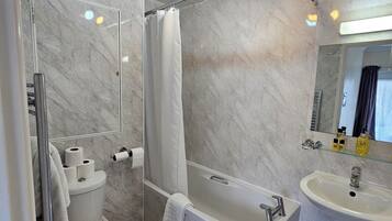 Kostenlose Toilettenartikel, Haartrockner, Handtücher, Seife