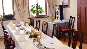 Lunch and dinner served, Regional cuisine