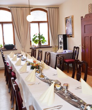 Déjeuner et dîner servis sur place, spécialités Cuisine régionale