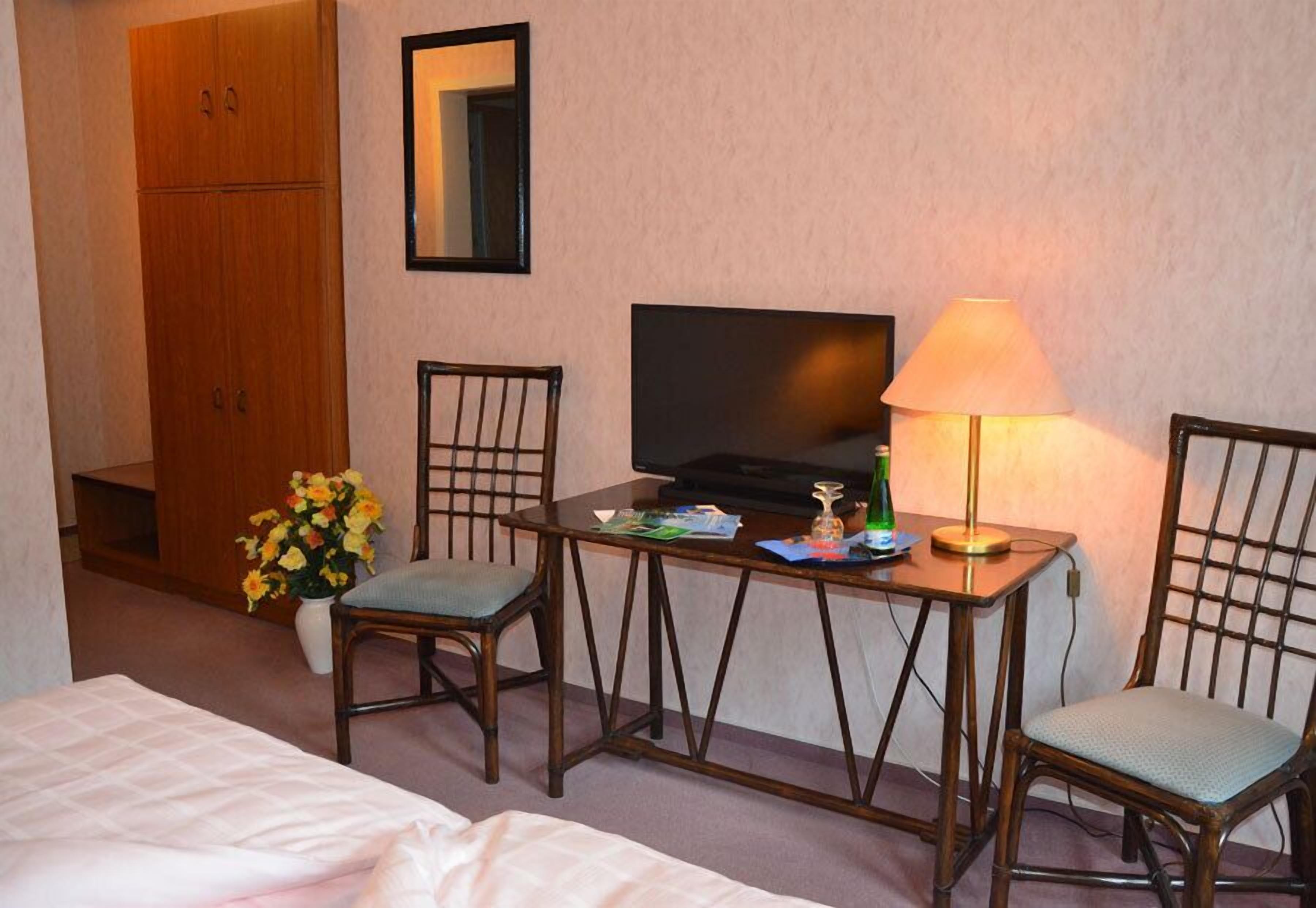 twin room | desk, free wifi, bed sheets