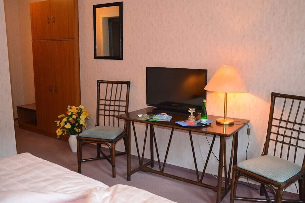 twin room | desk, free wifi, bed sheets