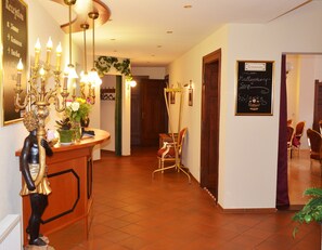 Reception - Hotel Restaurant Zur Hallenburg (Steinbach-Hallenberg)