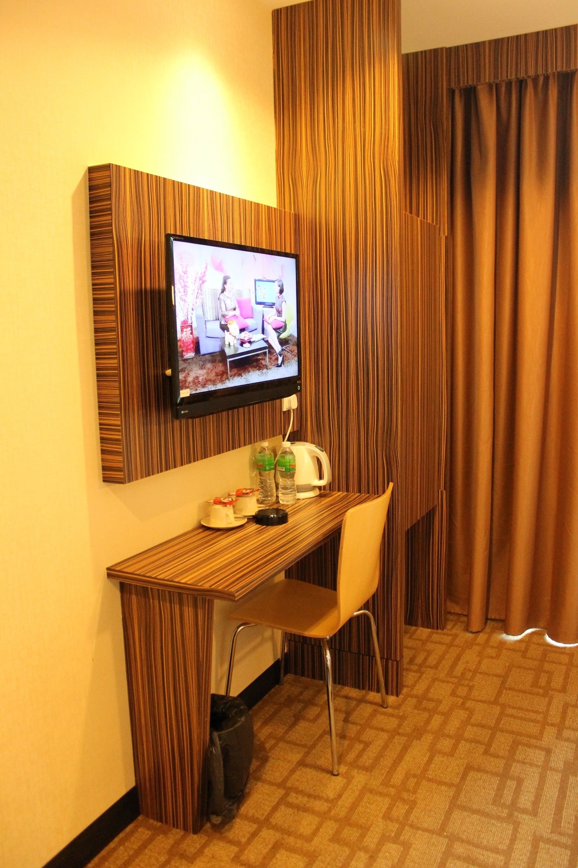 Deluxe Room | Desk, rollaway beds, free WiFi
