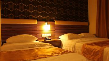 Triple Room | Desk, rollaway beds, free WiFi