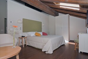 Suite | Donzen dekbedden, een minibar met enkele gratis items