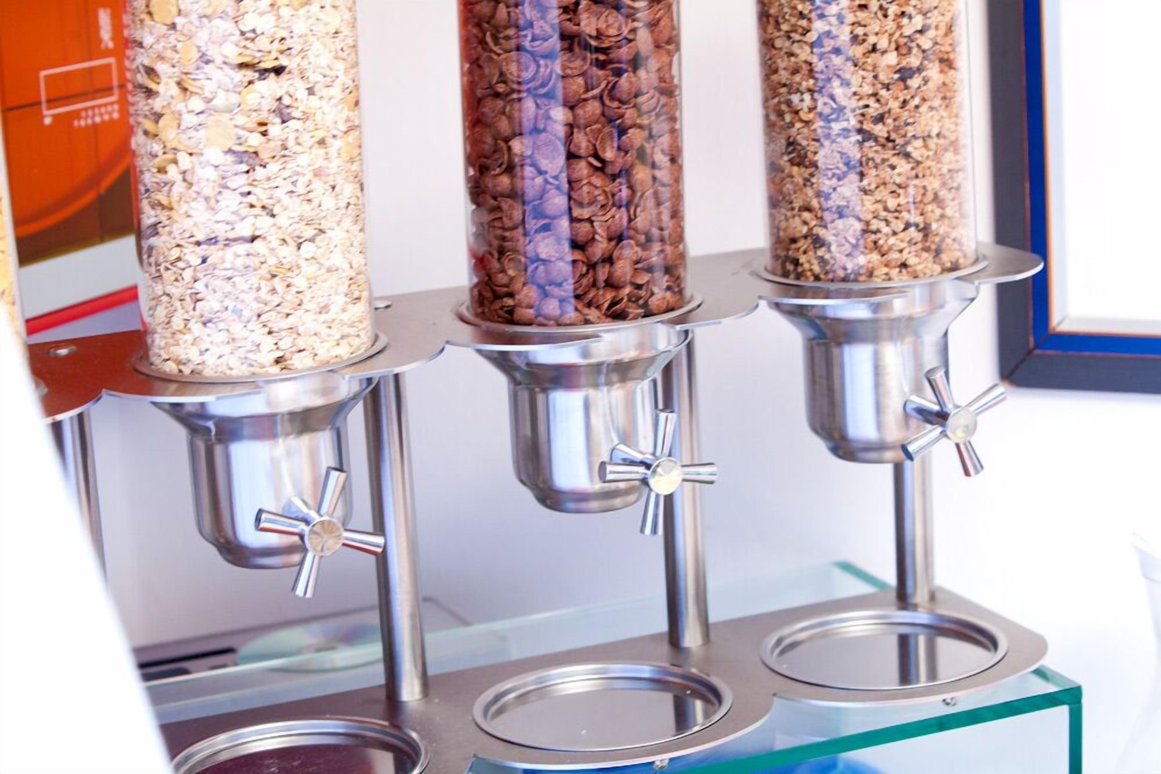Una máquina de café con tres dispensadores, cada uno con diferentes tipos de granos de café.