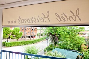 A view from a window with a sign reading "Atrás do Hotel". - Hotel Horizonte (San Michele al Tagliamento)