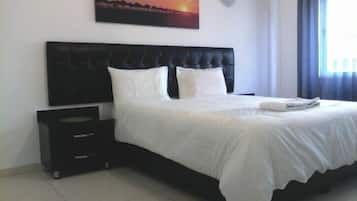 Skrivebord, lydisolert, strykejern/-brett og barnesenger (inkludert)