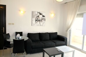 City view 2 bedroom apartment | Escritorio, insonorización y tabla de planchar con plancha