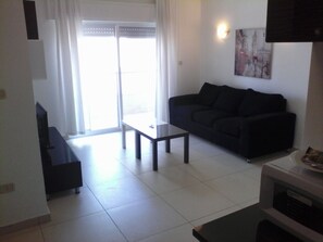 En-suite 2 bedroom apartment | Oppholdsområde | Flatskjerm-TV