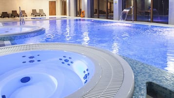 Piscine couverte, chaises longues