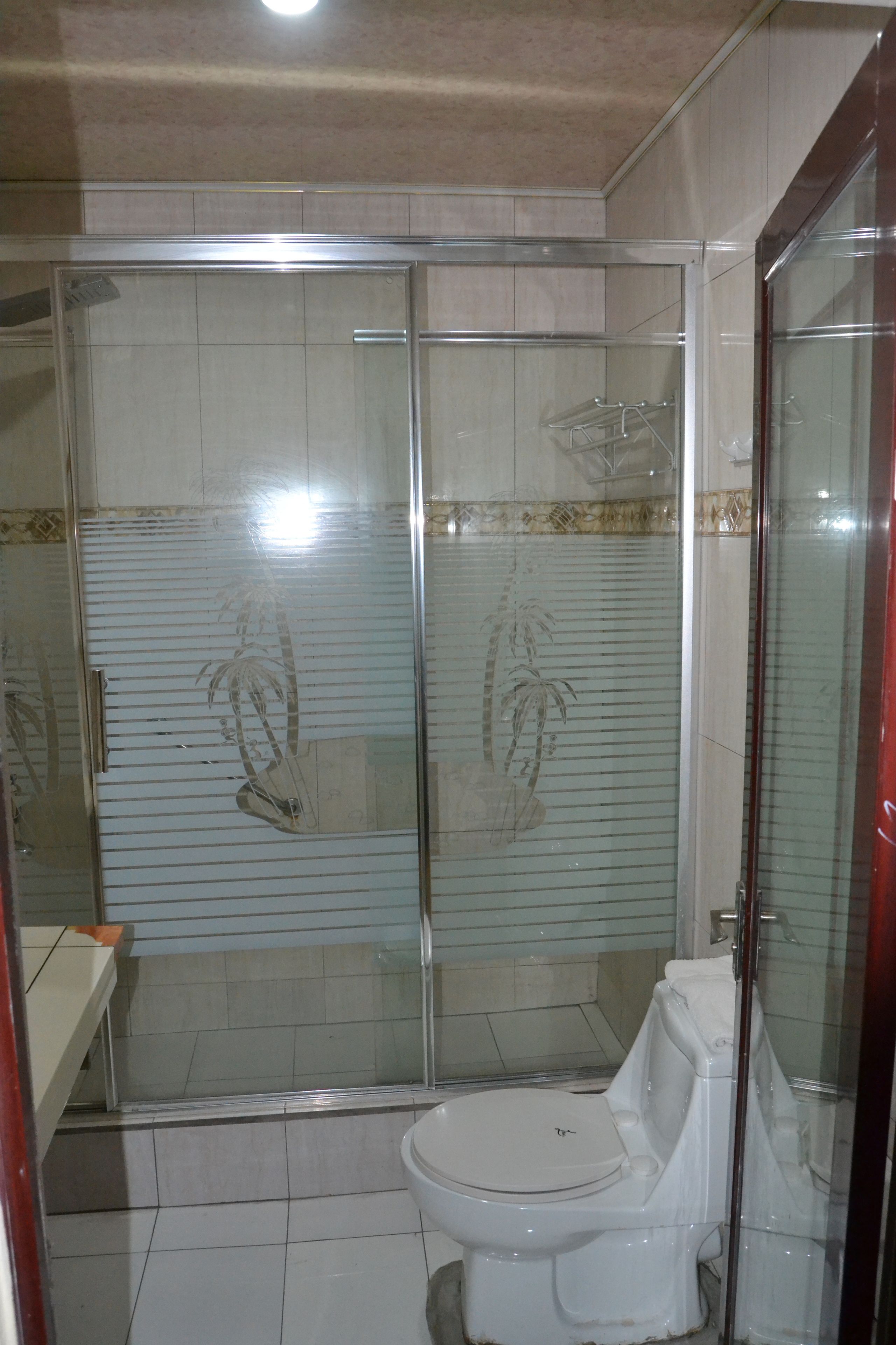 deluxe suite | bathroom | shower, free toiletries, slippers, towels