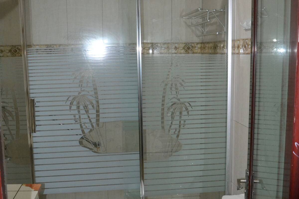 deluxe suite | bathroom | shower, free toiletries, slippers, towels