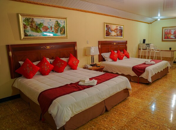 Värdeförvaringsskåp på rummet, skrivbord och strykjärn/strykbräda