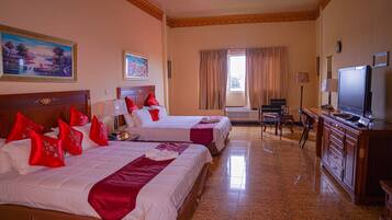 Penthouse | Caja de seguridad en la habitación y escritorio