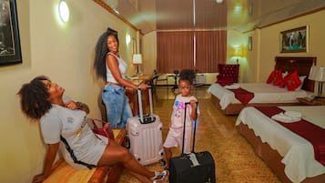 Caja de seguridad en la habitación y escritorio