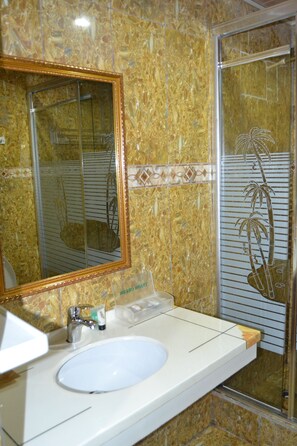 Dusche, kostenlose Toilettenartikel, Hausschuhe, Handtücher