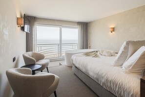 Minibar, in-room safe, desk, laptop workspace - Beach Palace Hotel by CW Hotel Collection (Blankenberge)