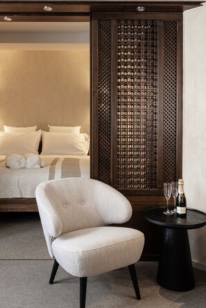 Romantic Suite, Dogs allowed - Chien acceptés - Honden toegelaten | Minibar, in-room safe, desk, laptop workspace - Beach Palace Hotel by CW Hotel Collection (Blankenberge)