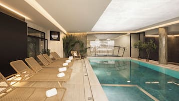 Innendørsbasseng og solsenger