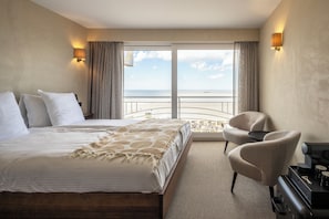 Quadruple Room, Dogs allowed - Chien acceptés - Honden toegelaten | Minibar, in-room safe, desk, laptop workspace - Beach Palace Hotel by CW Hotel Collection (Blankenberge)