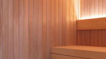 Un vestíbulo de sauna con paredes y bancos de madera.
