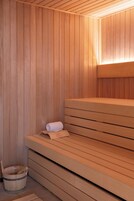 Un vestíbulo de sauna con paredes y bancos de madera.