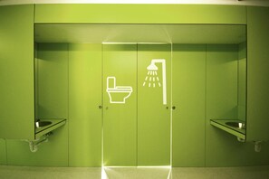 Shower - Scout Madrid Hostel (Madrid)