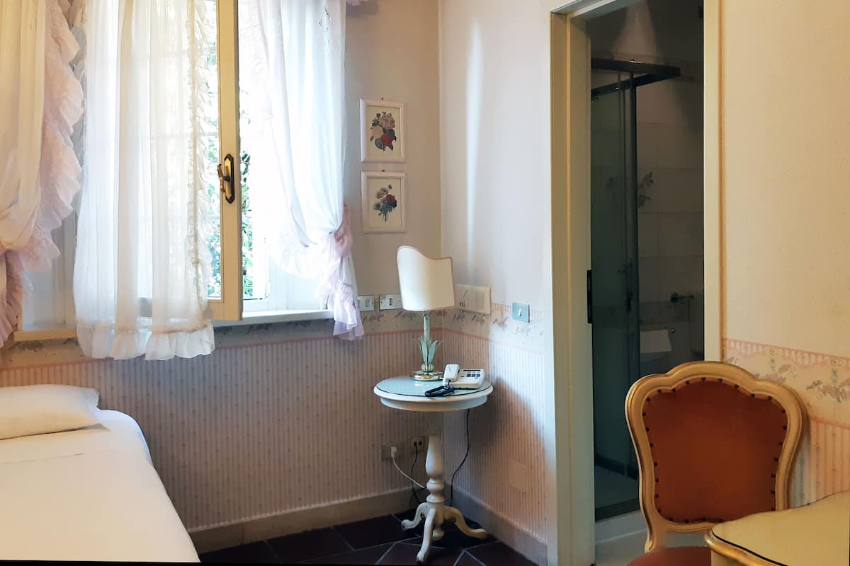 Eenpersoonskamer | 1 slaapkamer, een minibar, een kluis op de kamer, gratis wifi