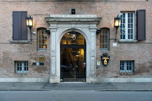 Property entrance - Hotel Duchessa Isabella Collection by GSA Hotels (Ferrara)