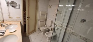 Suíte | Banheiro | Produtos de toalete grátis, secador de cabelo (mediante solicitação)