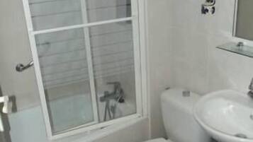 Tab mandi, kelengkapan dandanan diri percuma, tuala disediakan