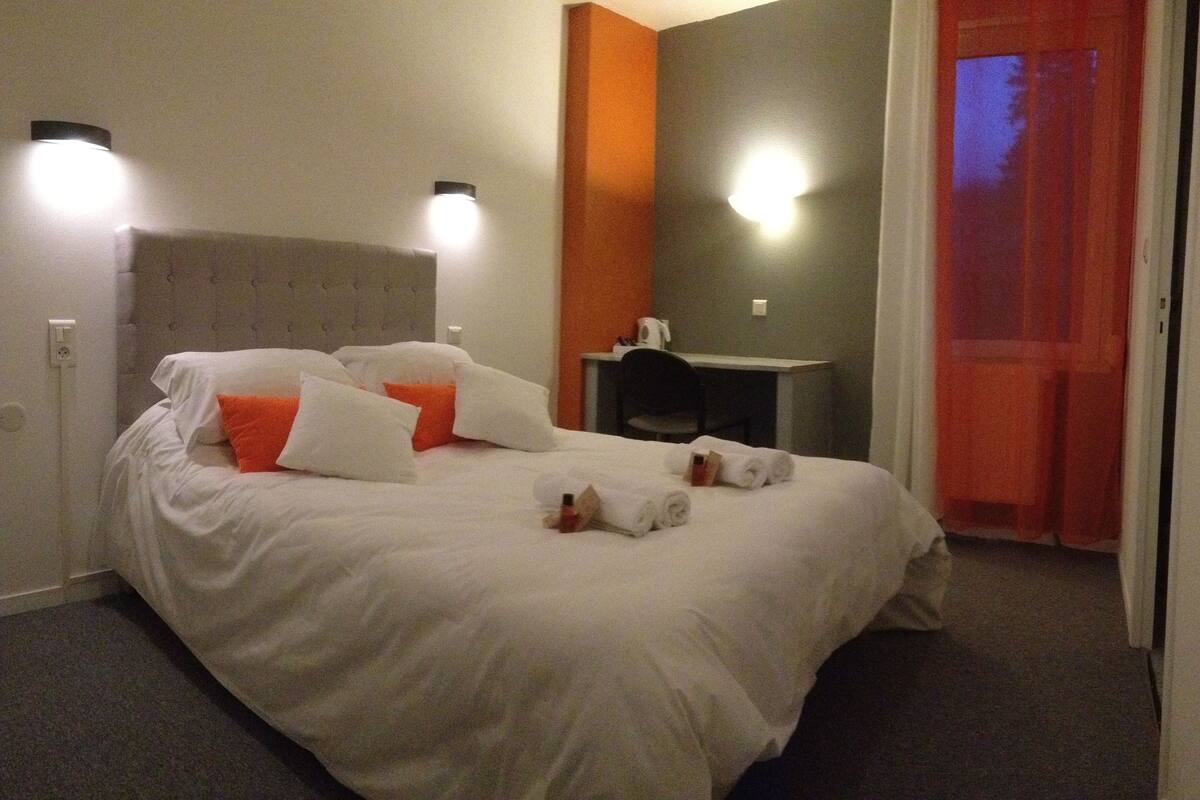 Desk, free cots/infant beds, free WiFi