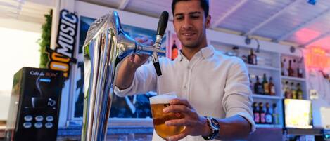 Bar i bassenget
