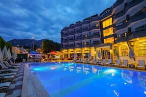 Outdoor pool, pool umbrellas, pool loungers - Selen Hotel Icmeler (Marmaris)