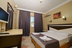 标准双人房或双床房 | 迷你吧、客房内保险箱、办公桌、免费 WiFi