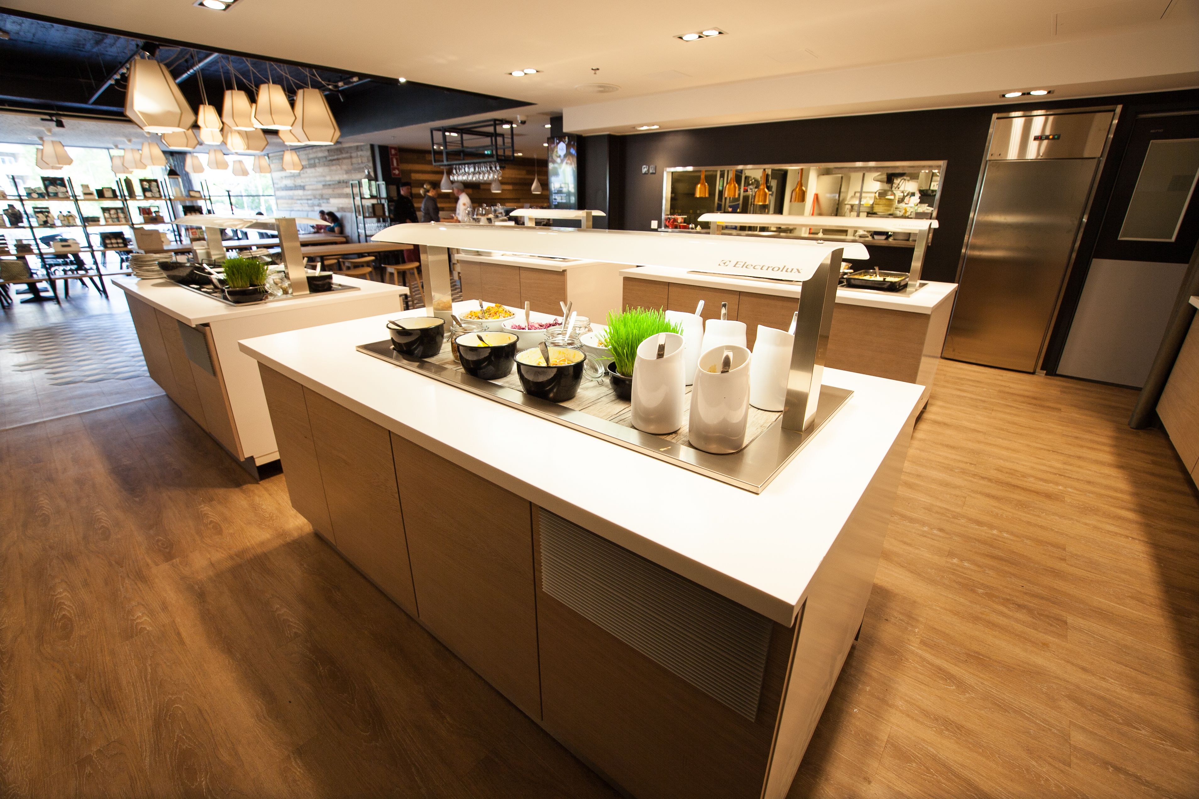 2 restaurants, breakfast, lunch, dinner served; international cuisine