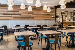 2 restaurants, breakfast, lunch, dinner served; international cuisine - Scandic Meilahti (Helsinki)