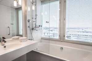Minibar, in-room safe, desk, iron/ironing board - Scandic Meilahti (Helsinki)