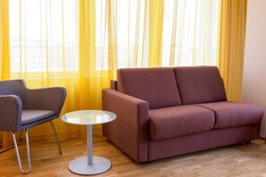 Minibar, in-room safe, desk, iron/ironing board - Scandic Meilahti (Helsinki)