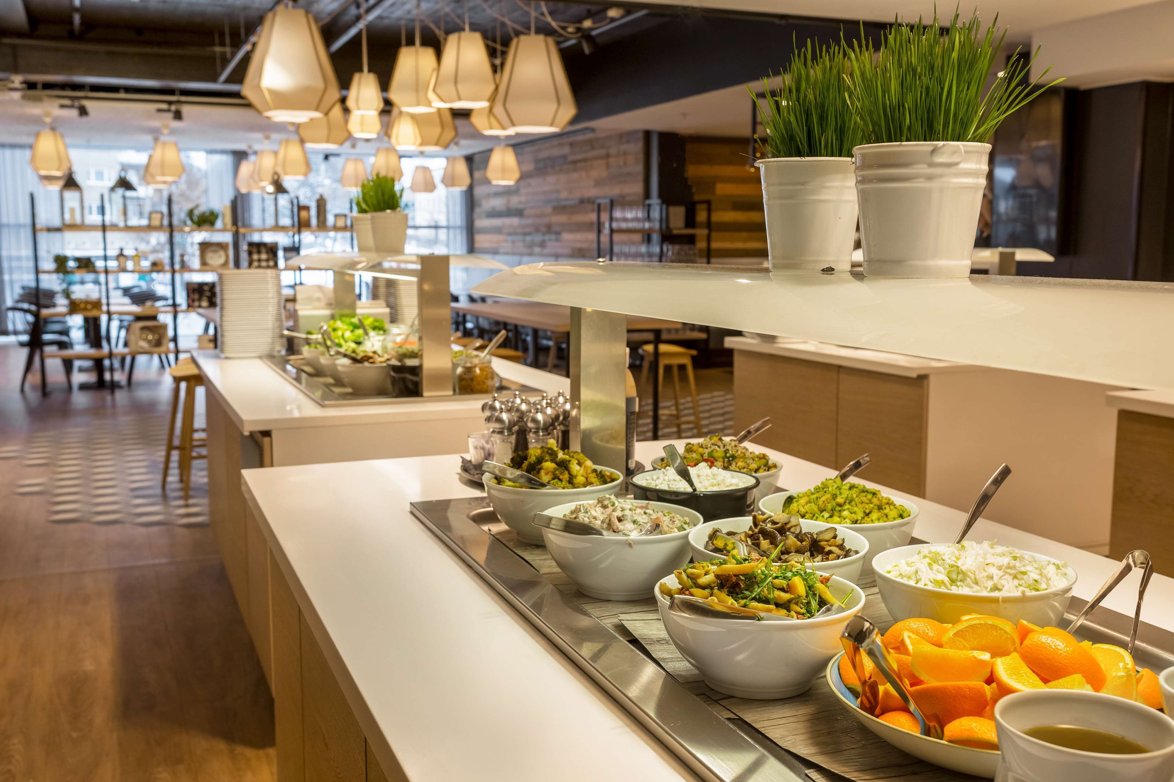 2 restauranter; serverer morgenmad, frokost og internationale retter