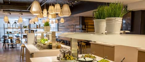 2 restaurants, breakfast, lunch, dinner served; international cuisine