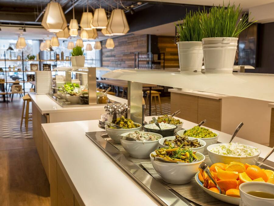 2 restaurants, breakfast, lunch, dinner served; international cuisine