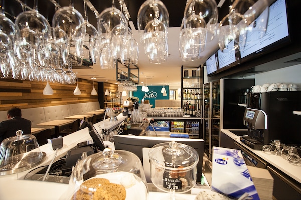 2 ristoranti, aperti a colazione e a pranzo, cucina internazionale