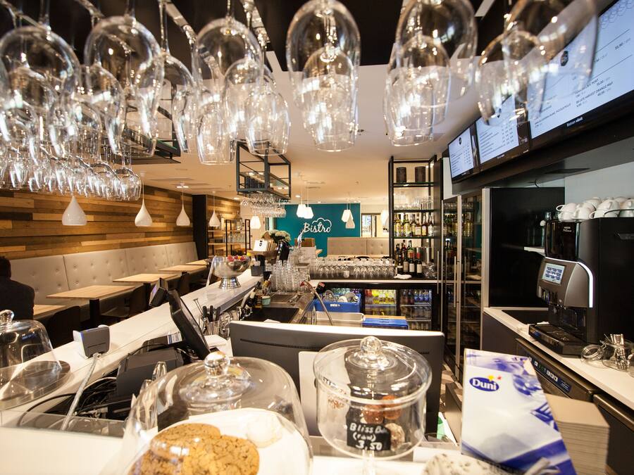 2 restaurantes; se sirve desayuno, almuerzo y cena; cocina internacional