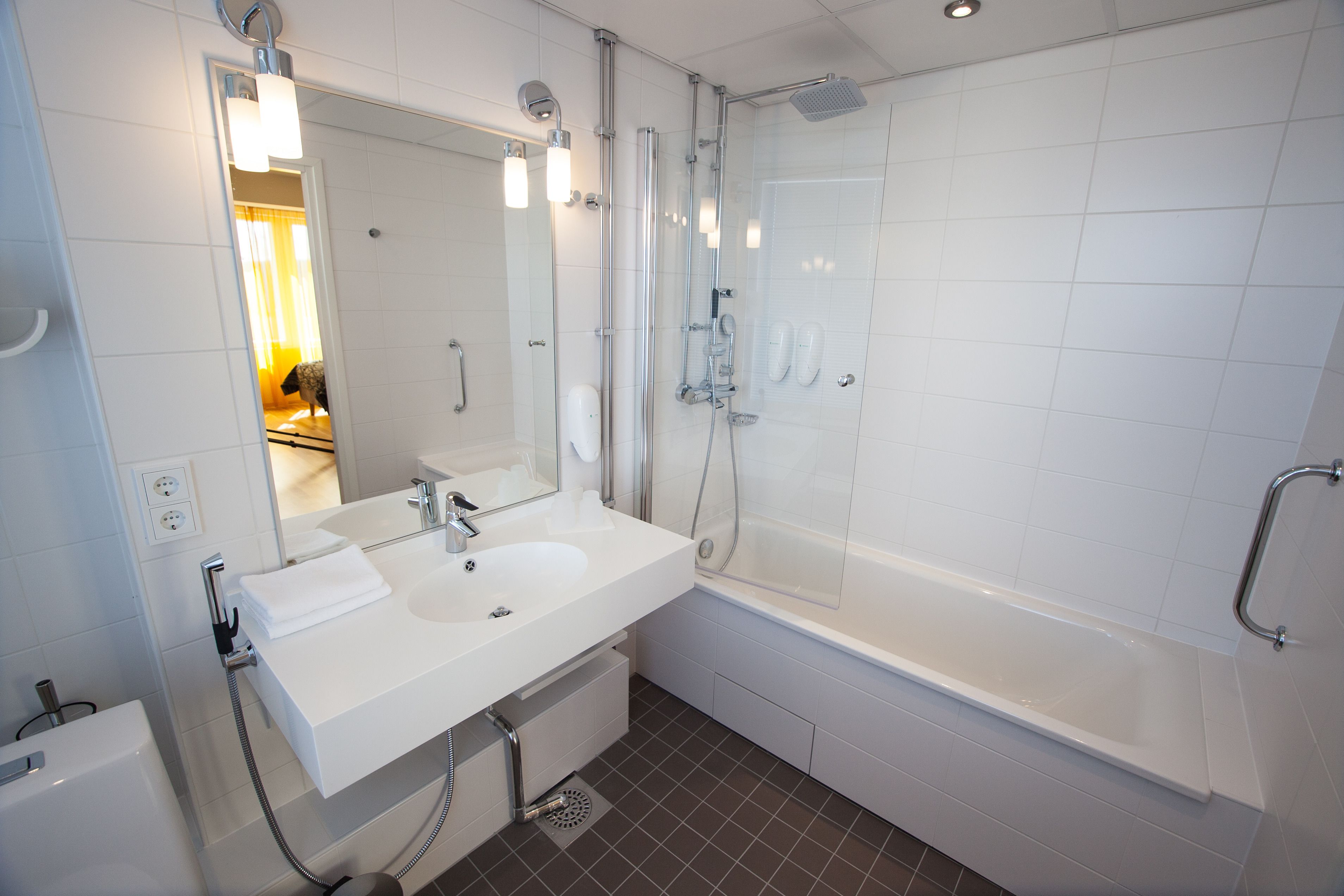 standard triple room, bathtub | bathroom | free toiletries, hair dryer, towels
