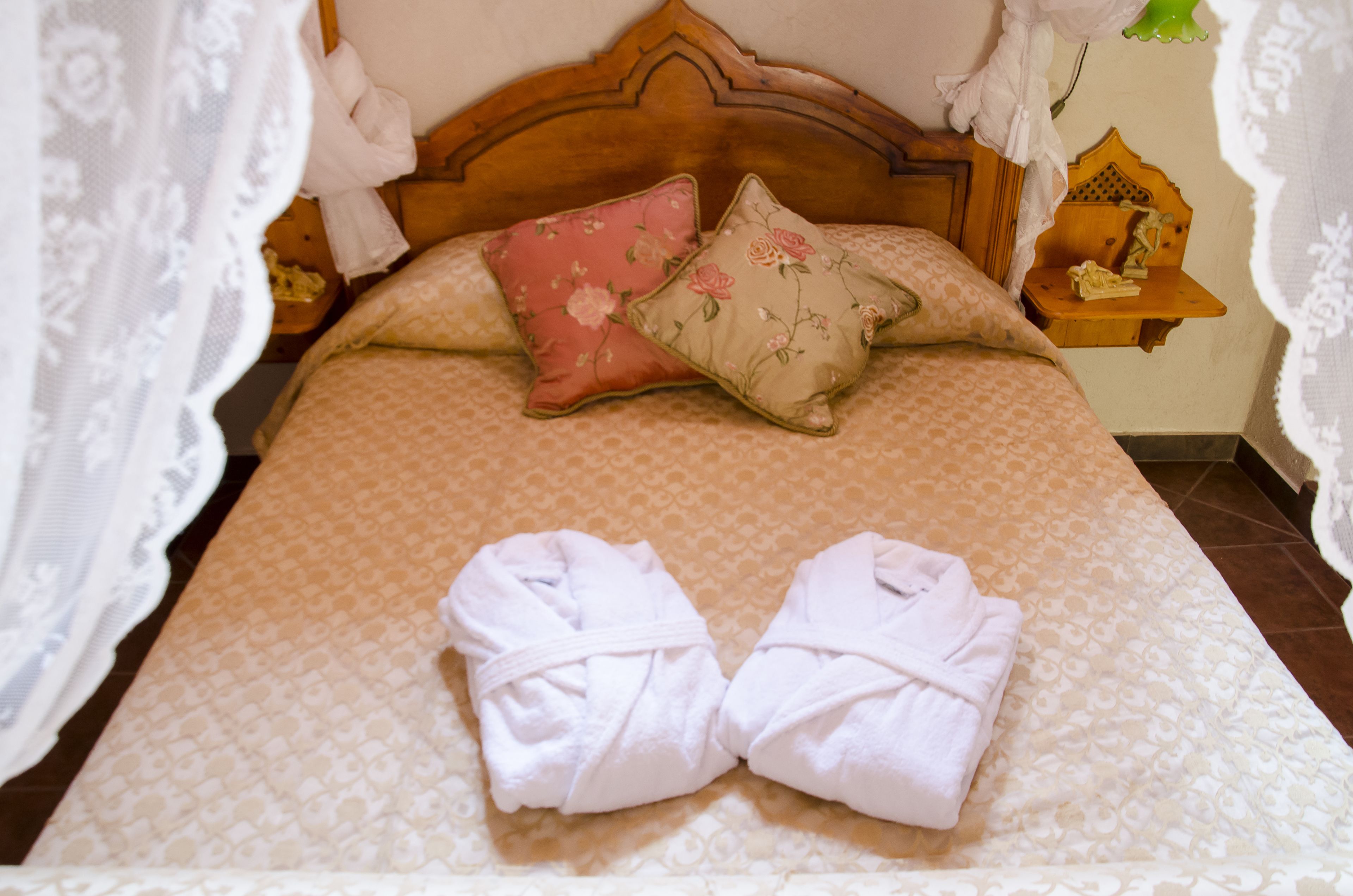 deluxe studio suite, 1 bedroom | 1 bedroom, premium bedding, minibar, in-room safe