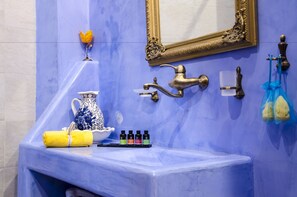 Suite estudio superior, 1 habitación | Baño | Tina con regadera, amenidades de baño gratuitas, secadora de cabello 