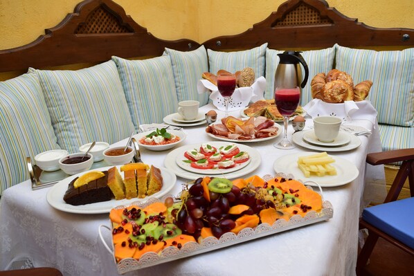 Free daily cooked-to-order breakfast 