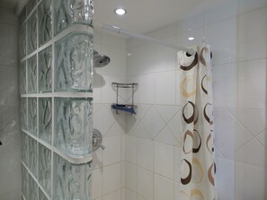 Villa superior, 3 habitaciones, cocina, vista al puerto | Regadera en el baño
